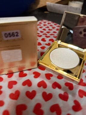 Stilla Highlighter Compact - Pearl White Shimmer